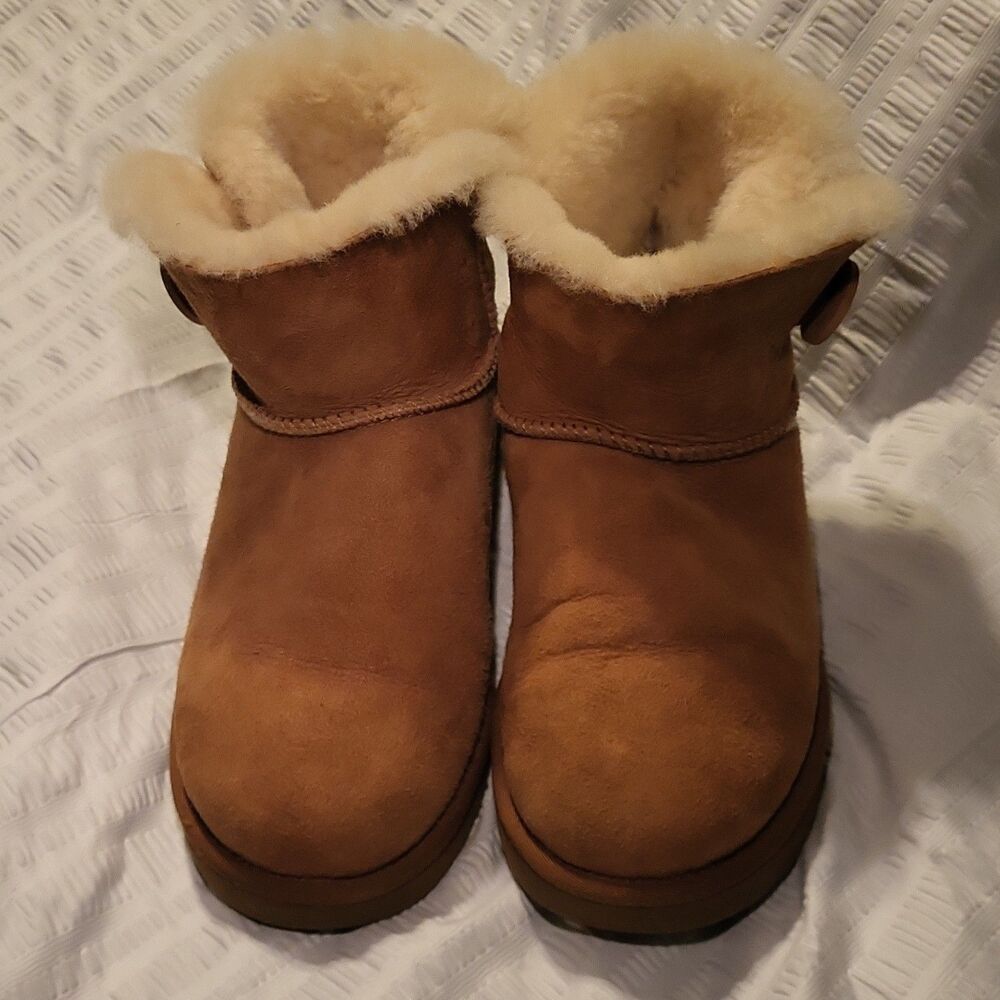 UGG Australia Women's Bailey Button II Boots, Size US 8- Chestnut
